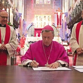 Abp Józef Kupny podpisze ostateczny dokument synodalny.