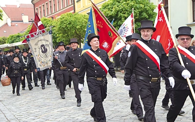 Po Liturgii sprzed katedry wyruszyła parada,  z długim sznurem pocztów sztandarowych,  przy dźwiękach orkiestry policyjnej.