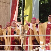 – Musicie być mocni mocą miłości, która jest potężniejsza niż śmierć – mówił kardynał, a biskupi modlili się nad uczestnikami Mszy. 