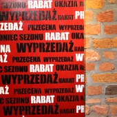 Artystyczny protest przeciw pompowaniu konsumpcji