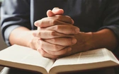 Raport: Biblia wciąż przyciąga młodych