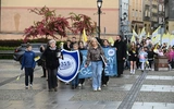 „Wypływamy na głębię”. Świdniccy uczniowie przeszli ulicami w hołdzie Janowi Pawłowi II