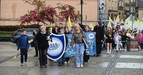 "Wypływamy na głębię". Świdniccy uczniowie przeszli ulicami w hołdzie Janowi Pawłowi II
