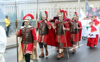 Procesja z parafii pw. św. Maurycego i dominikańskiego Kościoła św. Wojciecha do archikatedry wrocławskiej