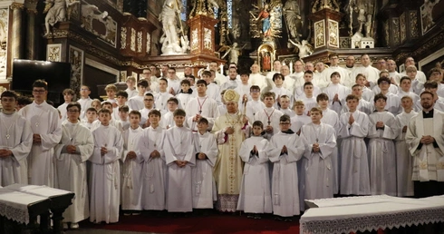 Nowi lektorzy i ceremoniarze pobłogosławieni w świdnickiej katedrze