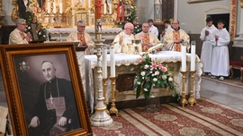 Pielgrzymka modlących się za kapłanów rozpoczęła obchody 50. rocznicy śmierci bp. Franciszka Jopa