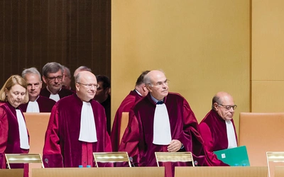 Czy powinniśmy wykonywać wyroki europejskich trybunałów?