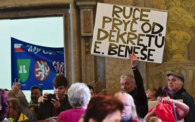Na dziedzińcu ratusza mieszkańcy Brna protestowali przeciwko planom zorganizowania w ich mieście kongresu Niemców sudeckich. Na jednym z transparentów wypisano hasło: „Ręce precz od dekretów E. Beneša”.