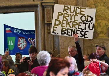 Na dziedzińcu ratusza mieszkańcy Brna protestowali przeciwko planom zorganizowania w ich mieście kongresu Niemców sudeckich. Na jednym z transparentów wypisano hasło: „Ręce precz od dekretów E. Beneša”.