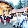 Po Mszy wierni razem z biskupem w procesji ruszyli do bazyliki.