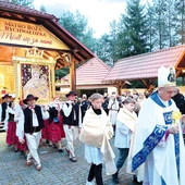 Po Mszy wierni razem z biskupem w procesji ruszyli do bazyliki.