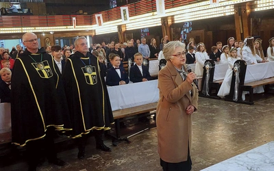 Prezes Maria Demidowicz podczas podziękowania w Kościele św. Kamila w Zabrzu.