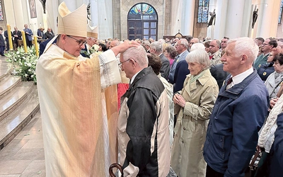Indywidualne błogosławieństwo jubilatów to już tradycja spotkań.