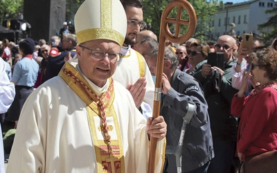 – Spotkajmy się  w drodze  na Jasną Górę,  bo pielgrzymka jest pięknym obrazem współodpowiedzialności świeckich za Kościół. Spróbujmy przenieść to potem  na rzeczywistość parafialną – zachęca metropolita. Pełną treść rozmowy z kardynaem opublikujemy w poniedziałek 25 maja na: krakow.gosc.pl.