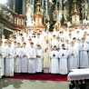 Nowo ustanowieni lektorzy wraz z duchowymi opiekunami i biskupem pomocniczym  po zakończeniu liturgii.