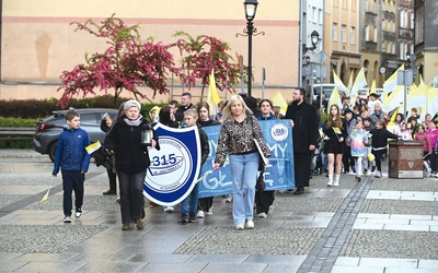  W marszu, obok gospodarzy, wzięli udział uczniowie ze Szkół Podstawowych nr 2, nr 6, nr 8, nr 105 oraz Niepublicznej Katolickiej Szkoły Podstawowej Caritas Diecezji Świdnickiej.