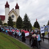 Podczas przejścia na boisko śpiewano pieśni maryjne i niesiono polską flagę. Pochód prowadziły deesemki z parafii w Czermnej, która była gospodarzem pielgrzymki. 