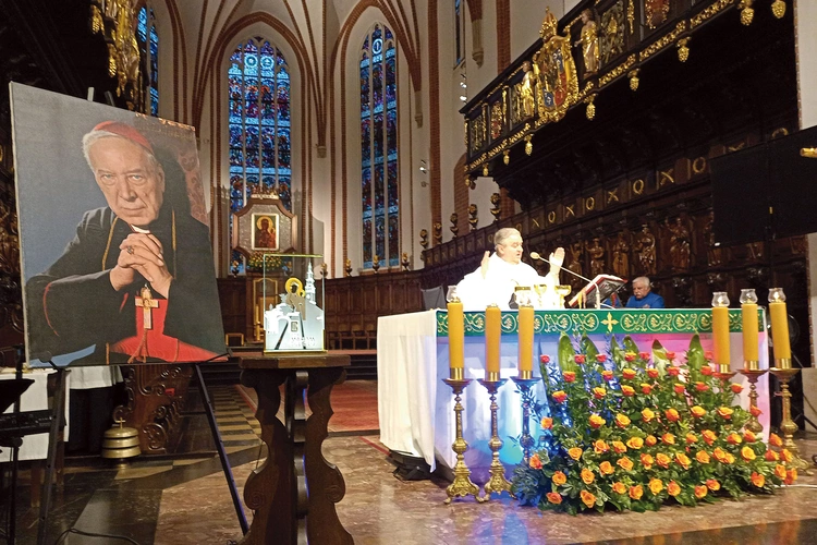  W każdy wtorek o godz. 19 w archikatedrze jest sprawowana Eucharystia za wstawiennictwem kardynała z błogosławieństwem jego relikwiami.