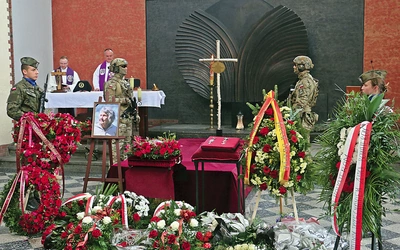 Pożegnanie przyciągnęło nie tylko bliskich, ale i władze oraz mieszkańców miasta.