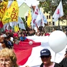 „Za czym są Żary? Za życiem, za życiem, za życiem”, „Mam i tata największym skarbem” – to tylko dwa z wielu haseł skandowanych przez uczestników radosnej manifestacji.