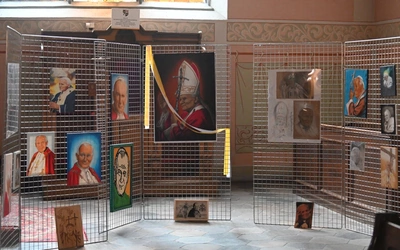 Wystawa prac konkursowych poświęconych św. Janowi Pawłowi II