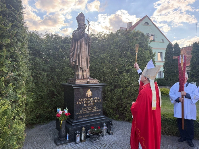 Bierzmowanie i poświęcenei pomnika w Nowym Miasteczku