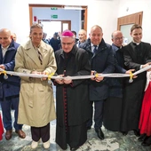 Ośrodek otworzyli m.in. bp Krzysztof Nitkiewicz, prezydent miasta Artur Łakomiec, starosta ostrowiecki Agnieszka Rogalińska.