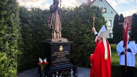 Pomnik Jana Pawła II z Nowego Miasteczka już wrócił na swoje miejsce