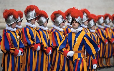 Barwne mundury Gwardii Szwajcarskiej nawiązują do uniformów, w jakich w 1506 r. przybyli do Rzymu pierwsi gwardziści. Zostały zaprojektowane przez byłego komendanta Gwardii w 1914 r.
