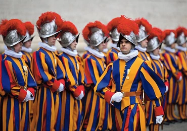Barwne mundury Gwardii Szwajcarskiej nawiązują do uniformów, w jakich w 1506 r. przybyli do Rzymu pierwsi gwardziści. Zostały zaprojektowane przez byłego komendanta Gwardii w 1914 r.