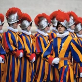 Barwne mundury Gwardii Szwajcarskiej nawiązują do uniformów, w jakich w 1506 r. przybyli do Rzymu pierwsi gwardziści. Zostały zaprojektowane przez byłego komendanta Gwardii w 1914 r.