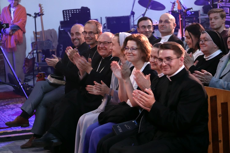 Wigilia Zesłania Ducha Świętego - czuwanie w Kościele pw. NMP na Piasku w przedzień zakończenia synodu
