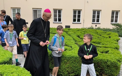 Abp Galbas do ministrantów: Można być kelnerem i umrzeć z głodu