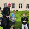 Abp Galbas do ministrantów: Można być kelnerem i umrzeć z głodu
