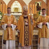 Nowo wyświęceni z biskupem elbląskim Wojciechem Skibickim.