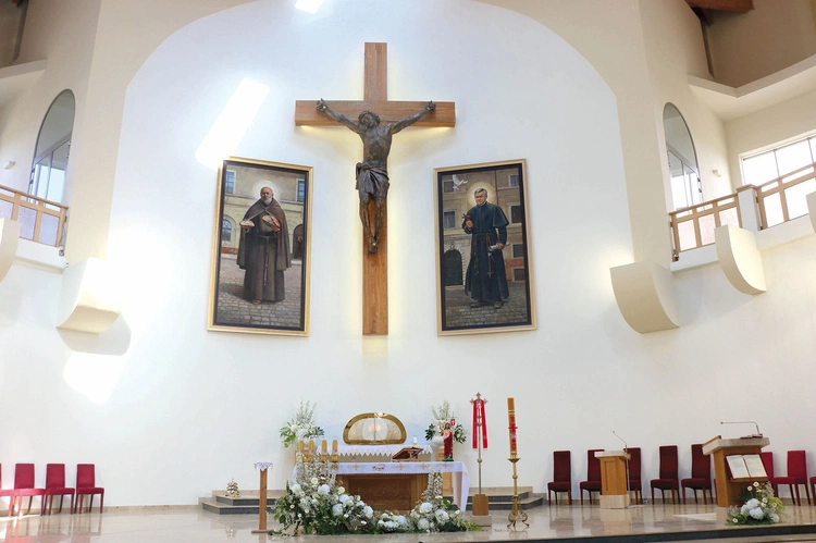 – Nasze prezbiterium jest teraz całością – cieszą się parafianie. 