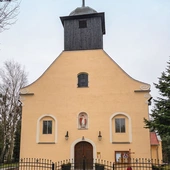 Świątynia nie dominuje nad krajobrazem. Od ponad 700 lat przechowuje pamięć.  A w parafialnym archiwum są dokumenty, które wciąż potrafią zaskakiwać historyków.
