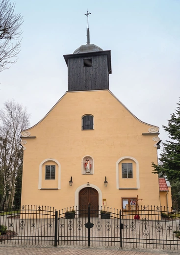 Świątynia nie dominuje nad krajobrazem. Od ponad 700 lat przechowuje pamięć.  A w parafialnym archiwum są dokumenty, które wciąż potrafią zaskakiwać historyków.