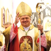 Na swoje biskupie zawołanie hierarcha wybrał słowa: „Ojcowskim sercem”.
