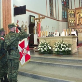 Na liturgii szeroko reprezentowani byli mundurowi: obecni byli dowódcy i komendanci WP, funkcjonariusze Policji, Służby Celnej, Straży Pożarnej, Służby Więziennej, studenci i kombatanci. 