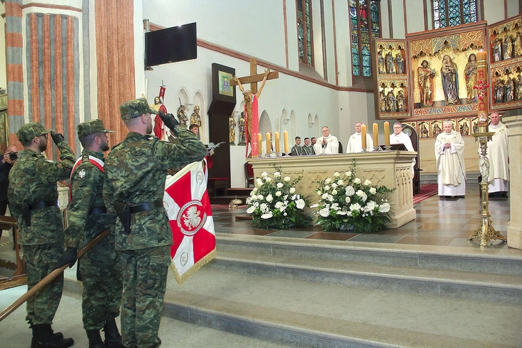 Na liturgii szeroko reprezentowani byli mundurowi: obecni byli dowódcy i komendanci WP, funkcjonariusze Policji, Służby Celnej, Straży Pożarnej, Służby Więziennej, studenci i kombatanci. 
