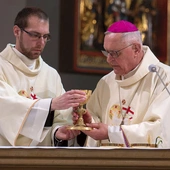 Nowy duchowny po raz pierwszy pełni swoją rolę w liturgii. 