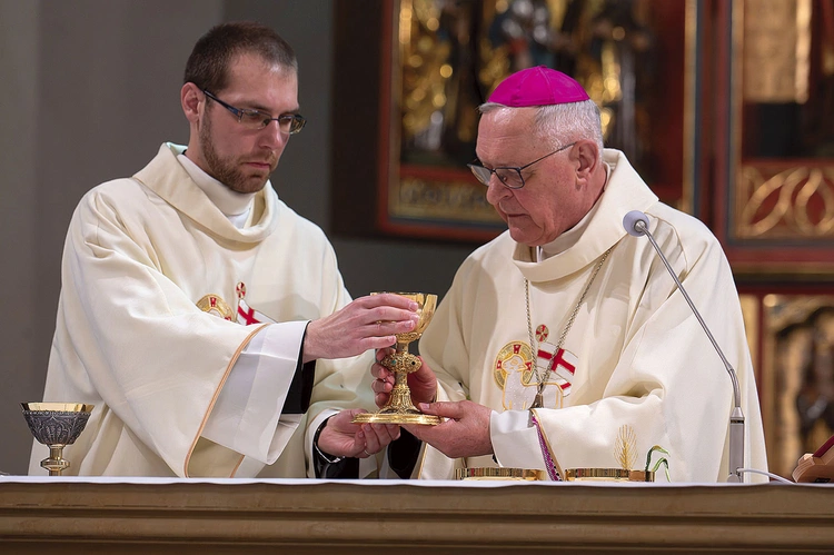 Nowy duchowny po raz pierwszy pełni swoją rolę w liturgii. 
