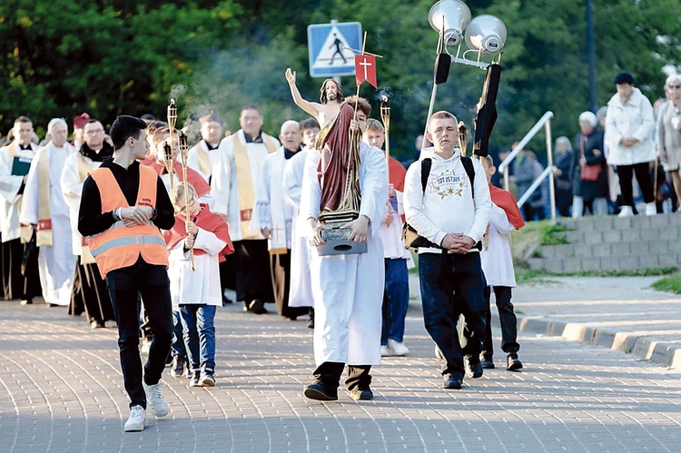 Na czele procesji niesiono figurę Chrystusa.