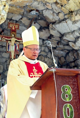 Metropolita krakowski przewodniczył Eucharystii w grocie lurdzkiej na Górze Świętej Anny podczas obchodów jubileuszowych „Paschy  św. Franciszka z Asyżu”.