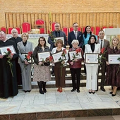 Laureaci z dyplomami po zakończonej liturgii.