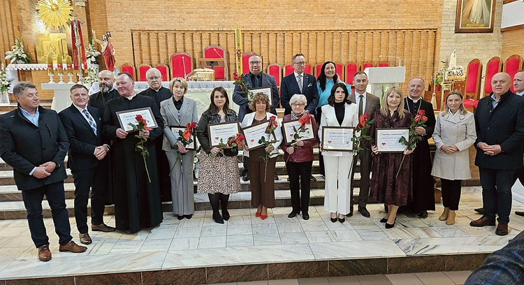 Laureaci z dyplomami po zakończonej liturgii.