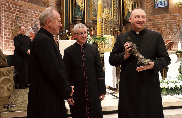 Tegorocznym laureatem został ks. Dariusz Kowalczyk, kapłan diecezji radomskiej, prezes Zarządu Fundacji „Dzieło Nowego Tysiąclecia”.