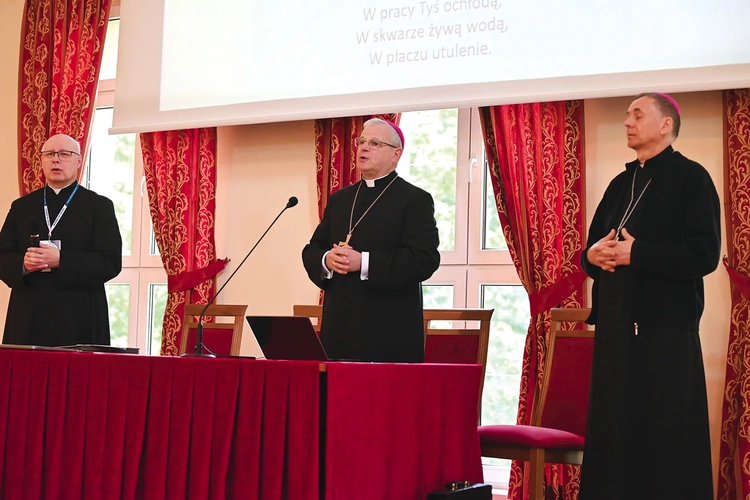 Obrady w seminaryjnej auli rozpoczęły się odśpiewaniem pieśni do Ducha Świętego.