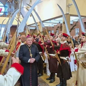 Obecność kosynierów podczas uroczystości religijnych i patriotycznych w parafii wskazuje, że odbywa się tu  coś bardzo ważnego.